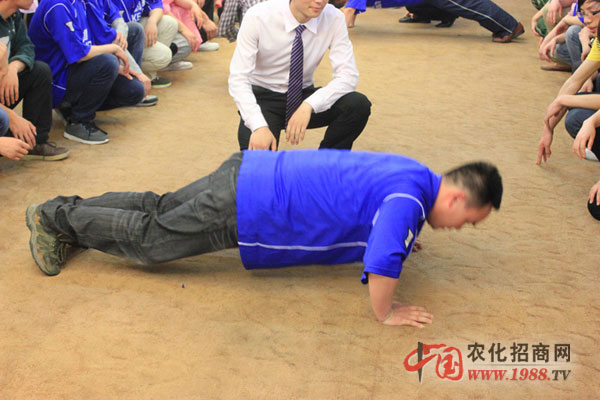 他為我們承擔著,擔負著
